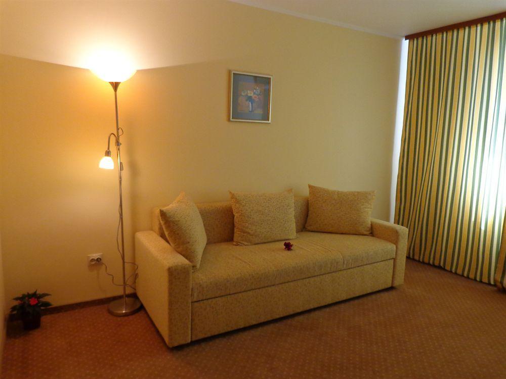 Hotel Lyra Oradea Exterior photo