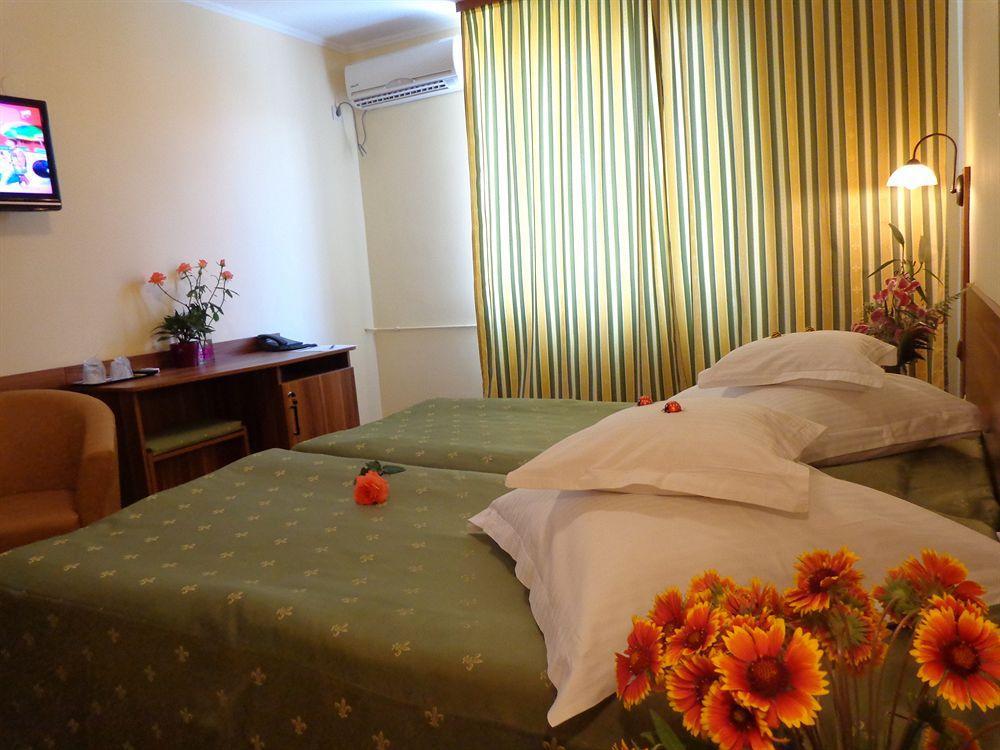 Hotel Lyra Oradea Exterior photo